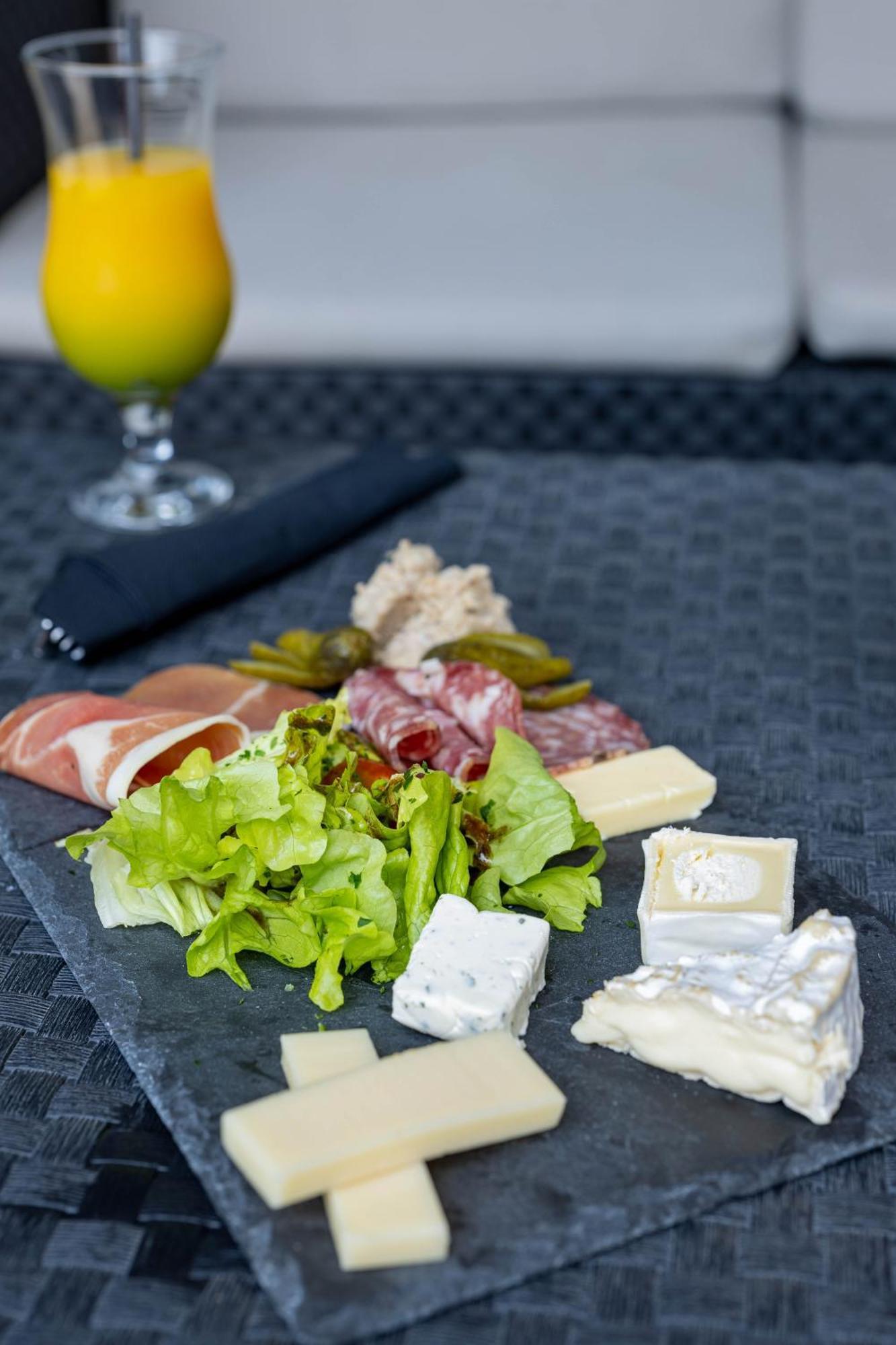 Noemys Toulon La Valette - Hotel Restaurant Avec Piscine 외부 사진